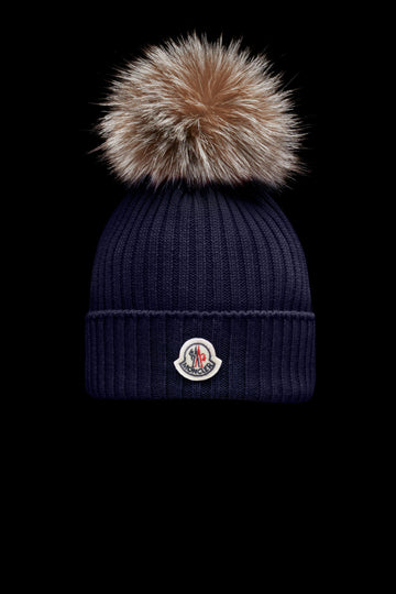 beanie w/pom pom