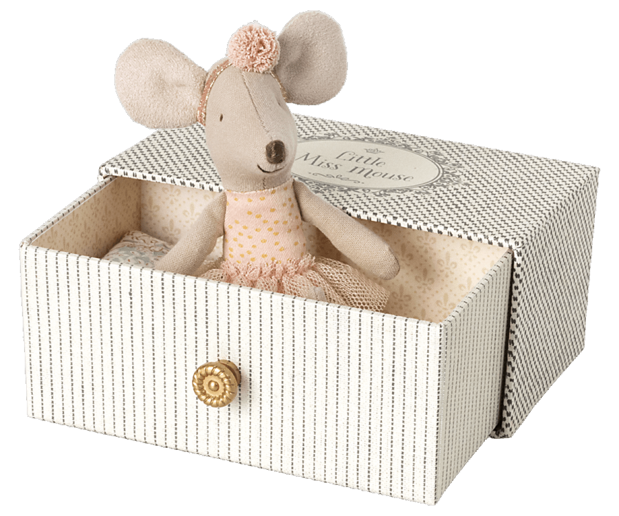 little sister dance mouse in daybed
